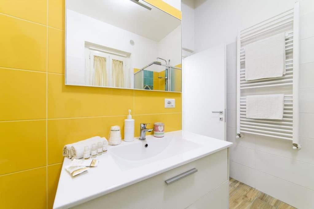 Stazione Treni - Wi-Fi & Netflix Cozy Space Apartment Salerno Bagian luar foto